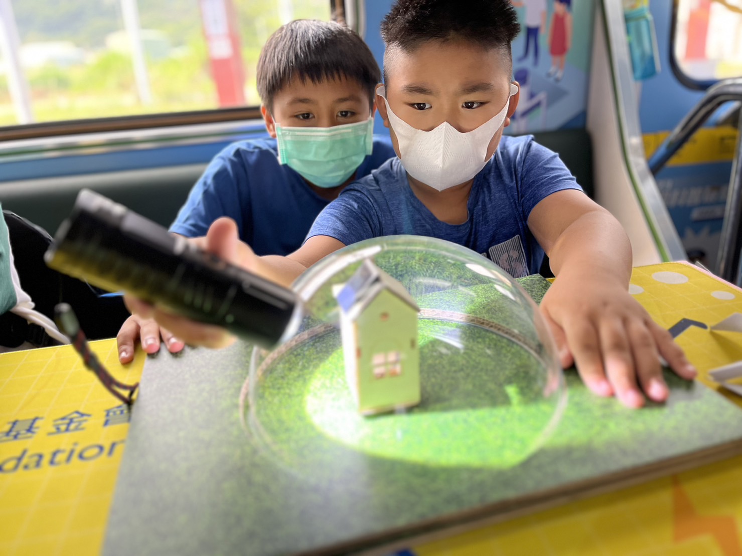 PA视讯參與基礎科學主題車廂，以STEAM教學精神，設計「逐日科學家」、「太陽能工程師」以及「淨零建築師」三大能源科普課程和實驗